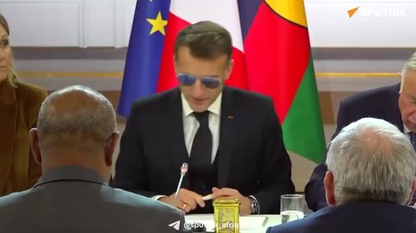 Macron à l'œil rougi apparait portant des lunettes de soleil lors d'une réunion à l’Élysée - Sputnik Afrique