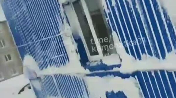 Des maisons, voitures, quartiers entiers ensevelis sous la neige en Extrême-Orient russe - Sputnik Afrique