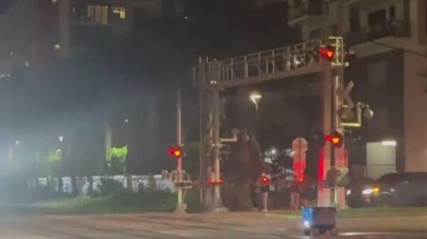 Tragédie mécanique: un robot livreur a été détruit par un train en Floride après s'être arrêté sur les rails - Sputnik Afrique