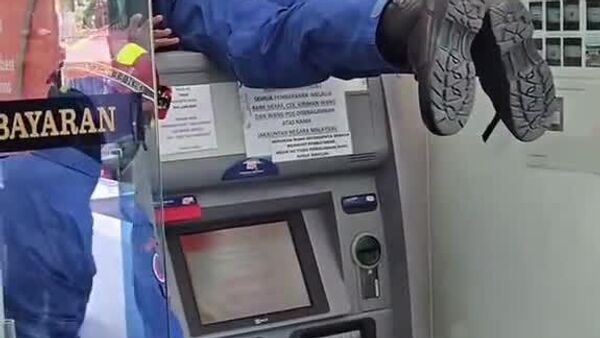 ‍⬛ Un chat se retrouve coincé dans un distributeur de billets en Malaisie - Sputnik Afrique