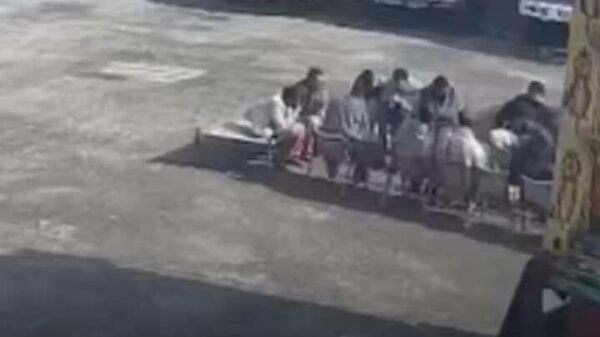 #viral | Close Call in Pakistani City of Quetta: Runaway Bus Misses Pedestrians by Inches - Sputnik Africa