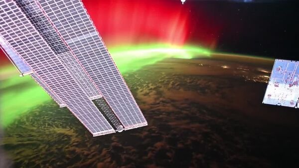 Voici à quoi ressemblait une aurore boréale vue depuis l'espace: l'ISS semblait flotter à travers elle - Sputnik Afrique