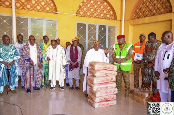 Solidarité nationale: le chef traditionnel de l'ethnie mossi fait un don massif de matériel et de vivres Solidarité nationale: le chef traditionnel de l'ethnie mossi fait un don massif de matériel et de vivres - Sputnik Afrique