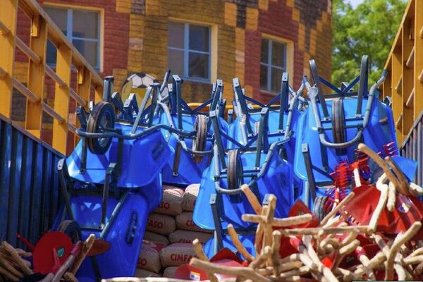 Solidarité nationale: le chef traditionnel de l'ethnie mossi fait un don massif de matériel et de vivres Solidarité nationale: le chef traditionnel de l'ethnie mossi fait un don massif de matériel et de vivres - Sputnik Afrique
