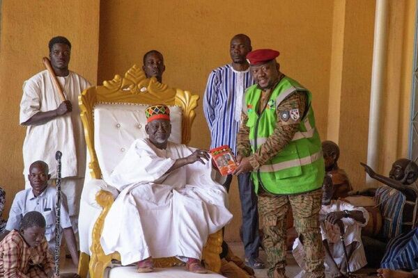 Solidarité nationale: le chef traditionnel de l'ethnie mossi fait un don massif de matériel et de vivres Solidarité nationale: le chef traditionnel de l'ethnie mossi fait un don massif de matériel et de vivres - Sputnik Afrique