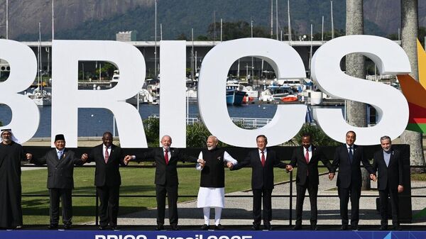 La Russie et ses partenaires des BRICS proposent un ordre mondial basé sur l'égalité, rappelle le chef du renseignement russe - Sputnik Afrique