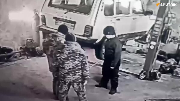 Mechanics Beat Up Ukrainian Military Recruiters Who Tried to Kidnap Colleague: CCTV Footage - Sputnik Africa
