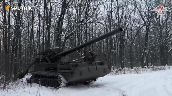 Des obusiers automoteurs russes Malka détruisent des abris et du matériel de l'armée ukrainienne - Sputnik Afrique