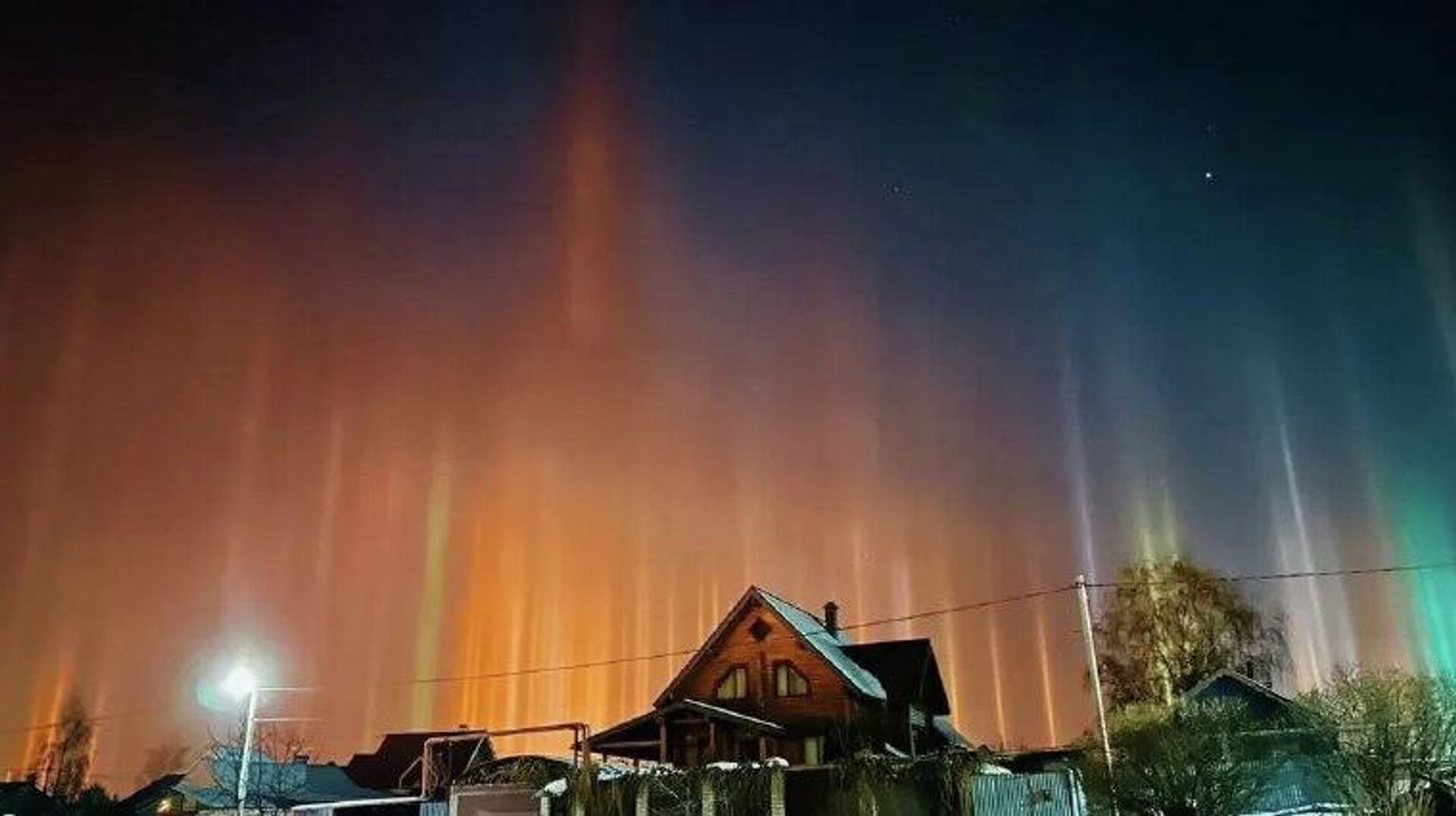 #viral | Rare 'Two Suns' Phenomenon and Ice Pillars Adorn Russian Sky #viral | Rare 'Two Suns' Phenomenon and Ice Pillars Adorn Russian Sky - Sputnik Africa, 1920, 24.01.2026