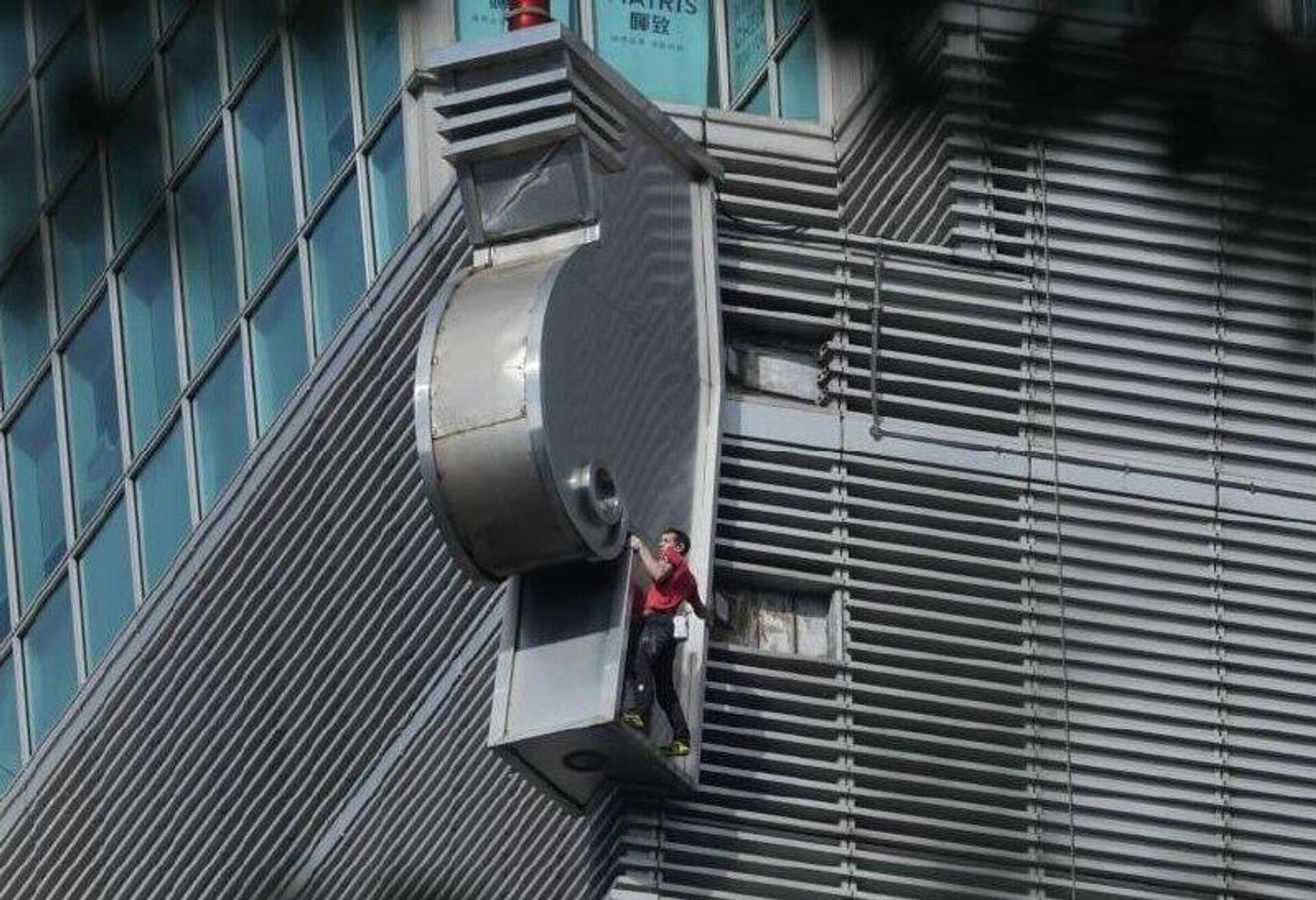 #viral | Free Solo Record: Climber Conquers Taipei 101 Skyscraper Without Safety Ropes - Sputnik Africa, 1920, 25.01.2026