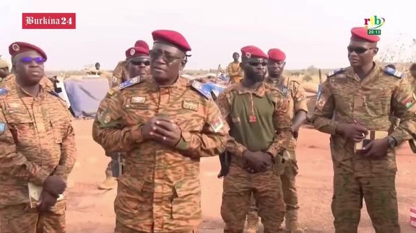 Le ministre burkinabè de la Guerre se rend dans la région de l’Est* pour saluer les militaires et soutenir la population - Sputnik Afrique