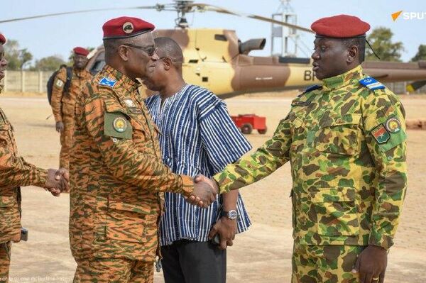 Le ministre burkinabè de la Guerre se rend dans la région de l’Est* pour saluer les militaires et soutenir la population - Sputnik Afrique