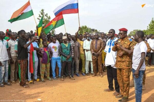 Le ministre burkinabè de la Guerre se rend dans la région de l’Est* pour saluer les militaires et soutenir la population - Sputnik Afrique