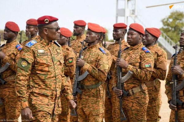 Le ministre burkinabè de la Guerre se rend dans la région de l’Est* pour saluer les militaires et soutenir la population - Sputnik Afrique
