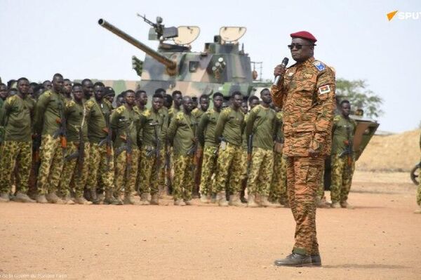 Le ministre burkinabè de la Guerre se rend dans la région de l’Est* pour saluer les militaires et soutenir la population - Sputnik Afrique