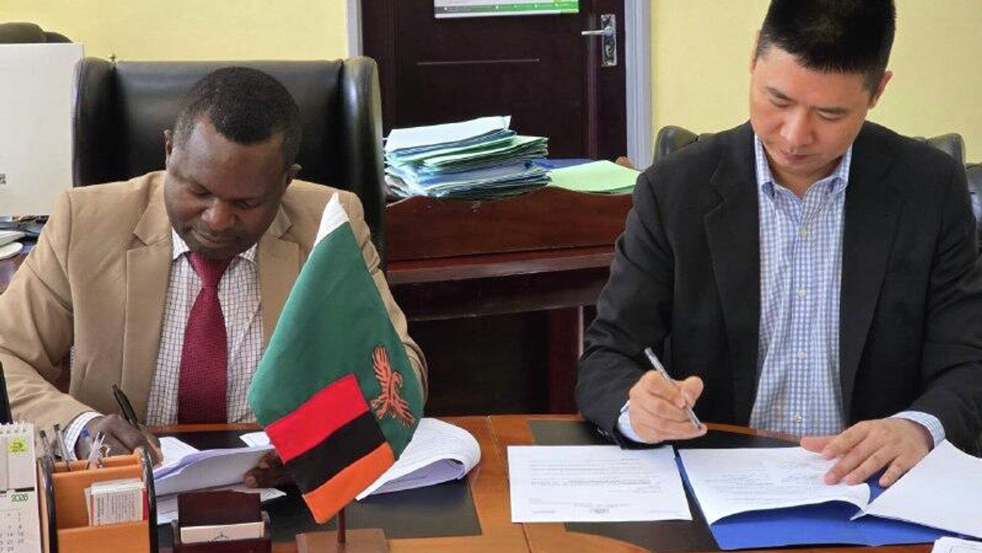 Zambia Signs Renewable Energy MoU With Chinese Longi Solar and Sino Green, Seeks Driving Clean Energy Zambia Signs Renewable Energy MoU With Chinese Longi Solar and Sino Green, Seeks Driving Clean Energy - Sputnik Africa, 1920, 26.01.2026