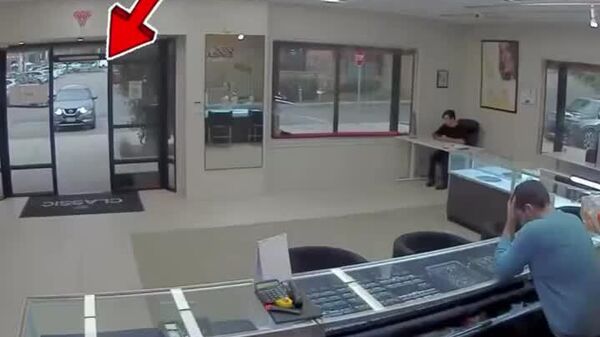 #viral | Smash, Grab, Vanish: $750K Jewelry Heist in High-Speed Getaway - Sputnik Africa