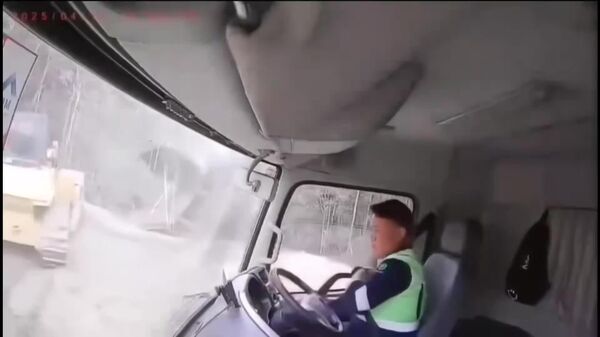 #viral | Seconds From Disaster at Nickel Mine in Indonesia: Miner Jumps to Safety as Landslide Swallows Truck - Sputnik Africa