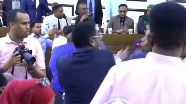 ▶ Bagarre au Parlement de la Somalie lors des débats sur la nouvelle constitution - Sputnik Afrique