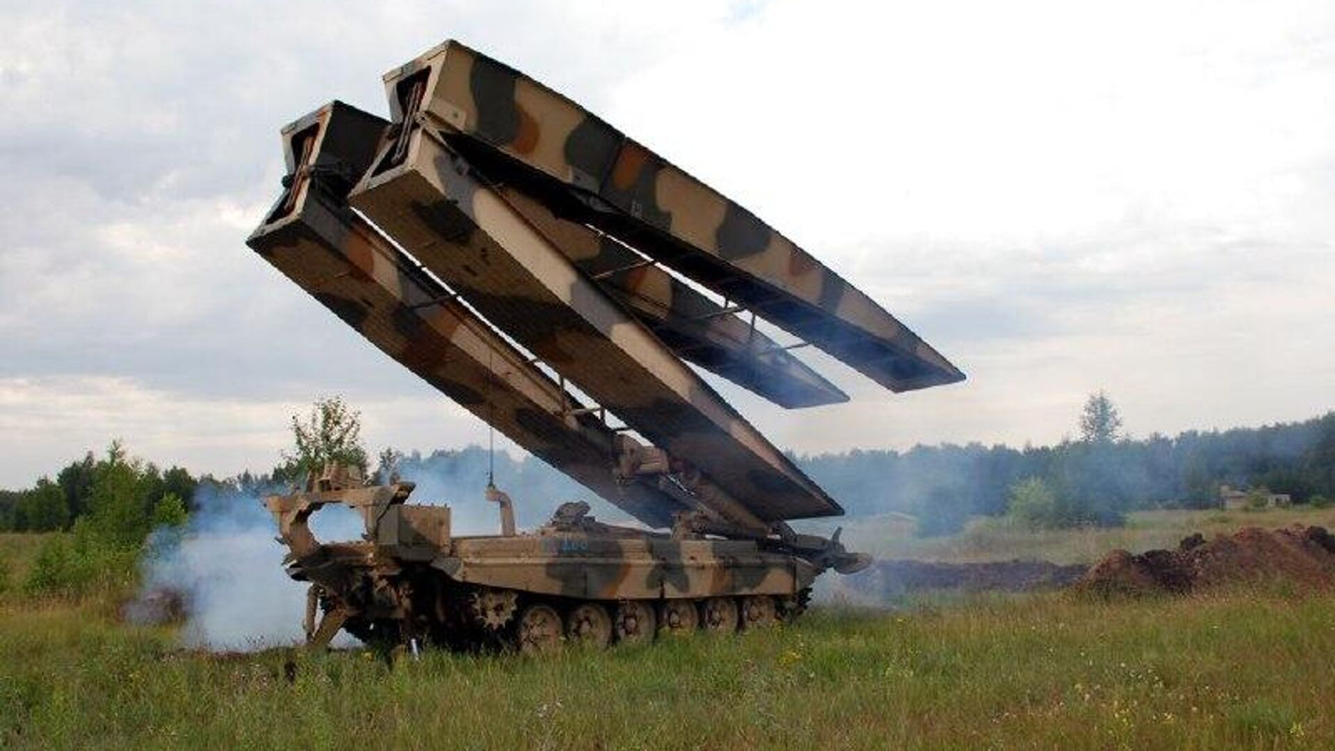 Russian State Corporation Rostec Demonstrates MTU-90M Universal Tank-Launched Bridgelayer in Action Russian State Corporation Rostec Demonstrates MTU-90M Universal Tank-Launched Bridgelayer in Action - Sputnik Africa, 1920, 29.01.2026