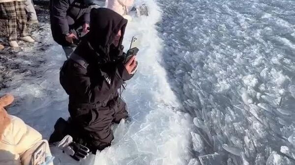 #viral | Frozen Waves in Motion: Wind Sculptures Mesmerizing Ice Ridges of Lake Sayram, China - Sputnik Africa