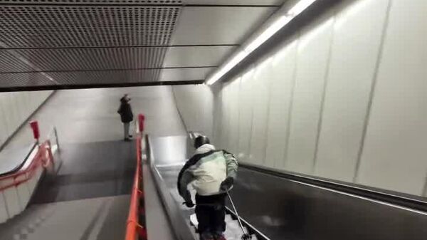 Le skieur qui transforme l’escalator du métro viennois en piste noire - Sputnik Afrique