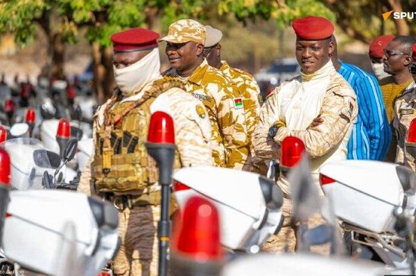 Ibrahim Traoré remet 2 Ibrahim Traoré remet 2 - Sputnik Afrique