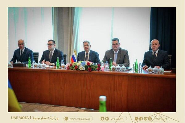 La diplomatie émiratie a publié des photos des négociations entre la Russie, les États-Unis et l'Ukraine à Abou Dhabi - Sputnik Afrique