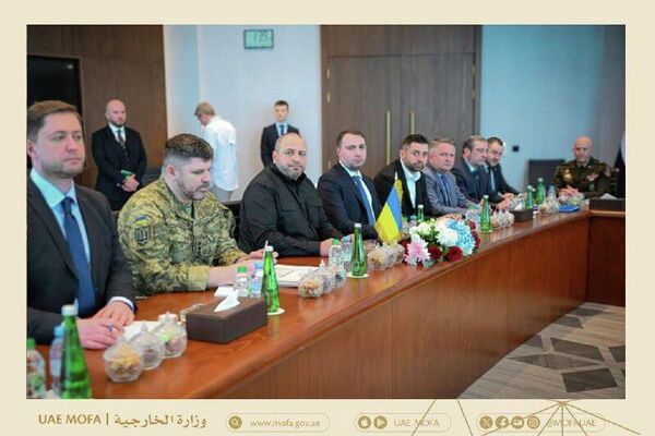 La diplomatie émiratie a publié des photos des négociations entre la Russie, les États-Unis et l'Ukraine à Abou Dhabi - Sputnik Afrique