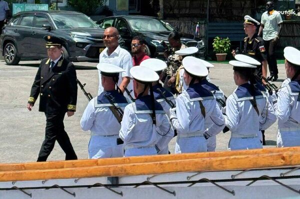 Le Président des Seychelles a visité la corvette russe Stoïki dans le port de Victoria - Sputnik Afrique