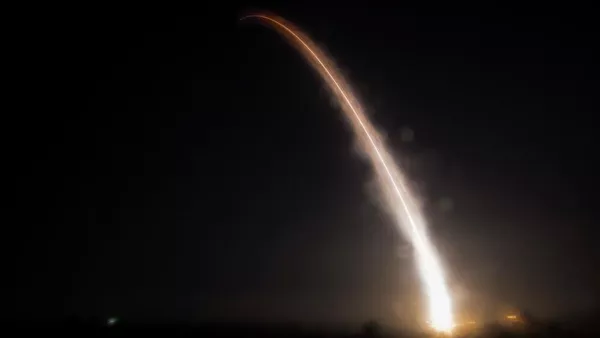 An unarmed Minuteman III intercontinental ballistic missile launches during an operational test on Wednesday, May 1, 2019, at Vandenberg Air Force Base, Calif - Sputnik Afrique