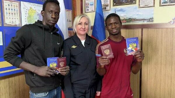Two Fighters From Gambia Receive Russian Passports in LPR - Sputnik Africa