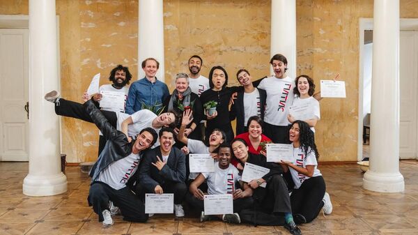 «La langue n'est pas une barrière pour les artistes»: Aly Deyde, l'acteur mauritanien qui chante la Volga au cœur du désert - Sputnik Afrique