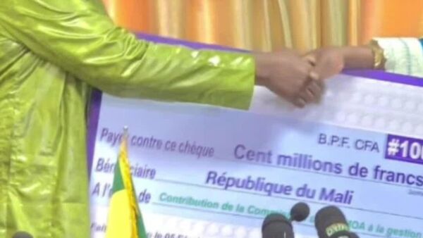 Lutte contre les criquets pèlerins: l’UEMOA remet 100 millions de francs CFA au Mali - Sputnik Afrique