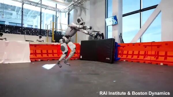 Coordination et équilibre à couper le souffle: le robot Atlas a appris à faire la roue et un salto arrière - Sputnik Afrique