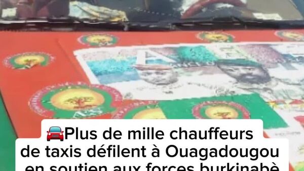 Plus de mille chauffeurs de taxis défilent en soutien aux forces burkinabè, à Ouagadougou - Sputnik Afrique