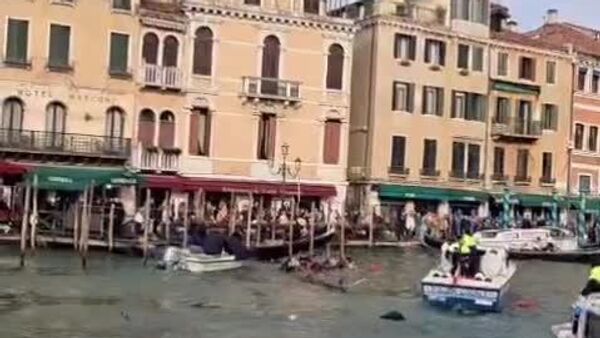 A Venise, un bateau hors de contrôle percute deux gondoles et le pont du Rialto, neuf blessés - Sputnik Afrique