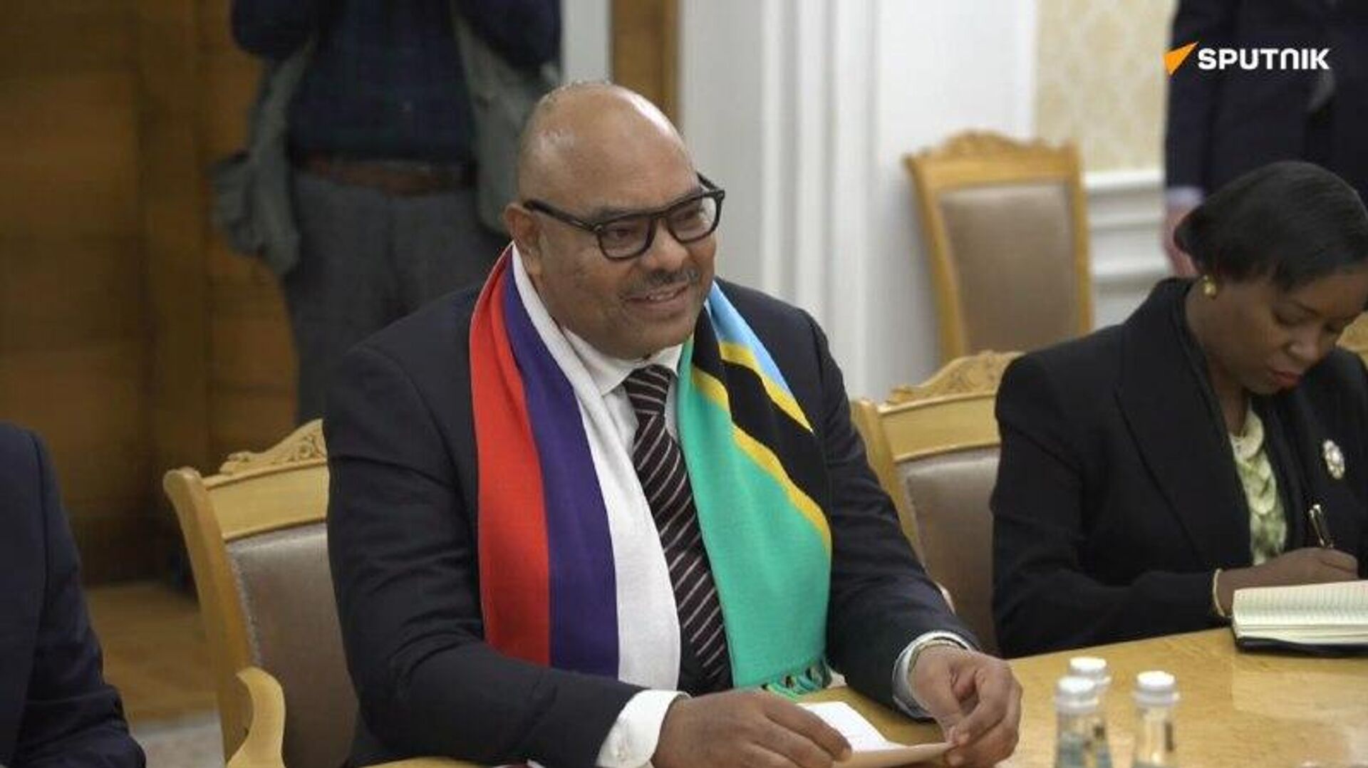 Jolie écharpe: Lavrov à son homologue tanzanien - Sputnik Afrique, 1920, 09.02.2026