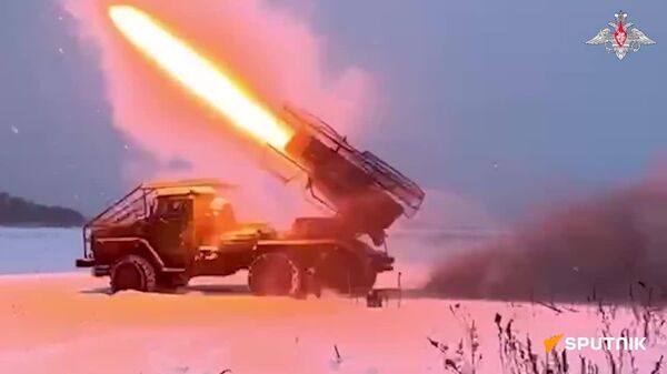 Un LRM Grad russe détruit des positions camouflées et un groupe de sabotage ukrainiens - Sputnik Afrique