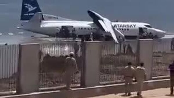 ▶ Atterrissage brutal d'un avion civil près de Mogadiscio - Sputnik Afrique