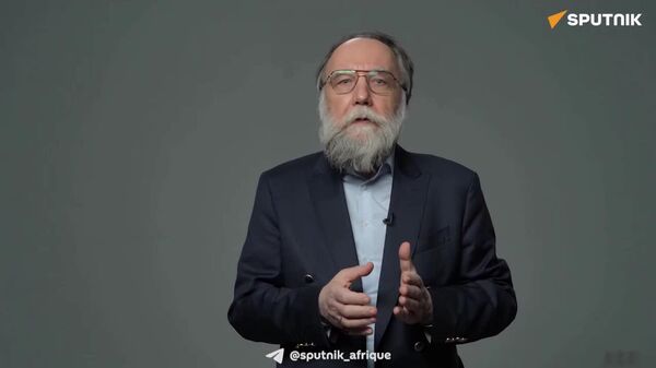 Les listes d'Epstein viennent de faire exploser la vérité: l'Occident est un empire élitiste satanique qui s'effondre sous nos yeux - philosophe russe Douguine en version IA - Sputnik Afrique