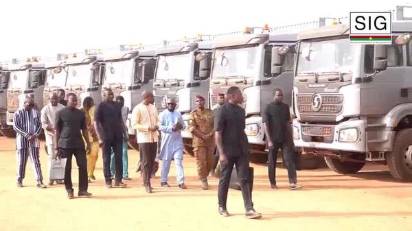 Au Burkina Faso, 64 camions remis au Conseil national de secours d’urgence - Sputnik Afrique