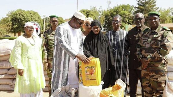 800 kits alimentaires remis aux familles des militaires et paramilitaires maliens - Sputnik Afrique