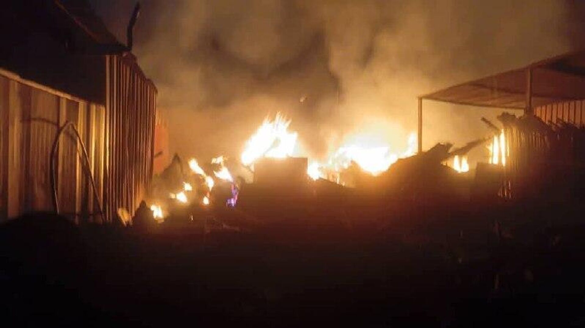 Un incendie massif a ravagé un complexe commercial au Zimbabwe - Sputnik Afrique, 1920, 13.02.2026