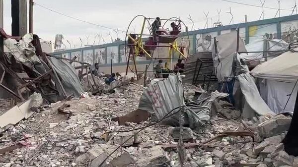 Des enfants gazaouis jouent dans les ruines de leur ville - Sputnik Afrique