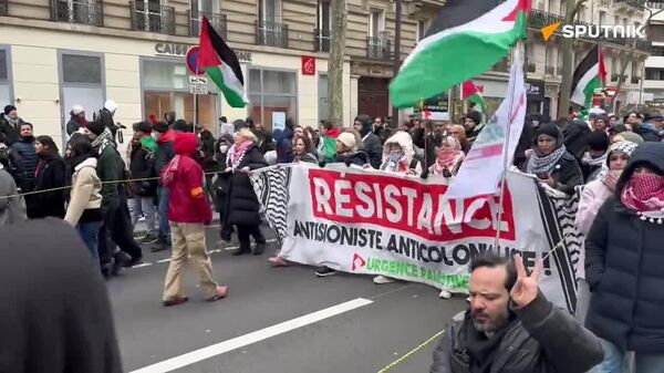 Stop génocide, Nous sommes tous des enfants de Gaza: une manifestation de solidarité avec le peuple palestinien à Paris - Sputnik Afrique