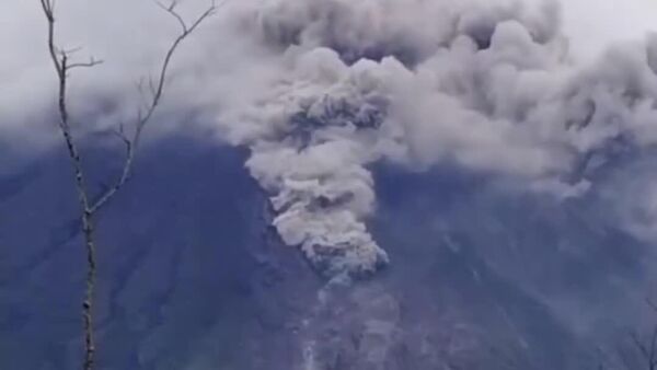 Un volcan indonésien en éruption: le flux ardent parcourt plusieurs kilomètres - Sputnik Afrique