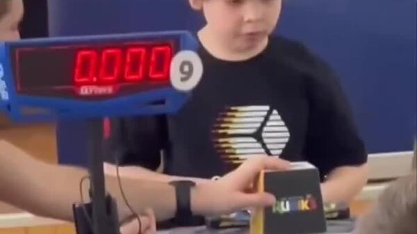 ⏱Un Polonais de 9 ans premier à résoudre le Rubik's Cube sous les 3 secondes - Sputnik Afrique