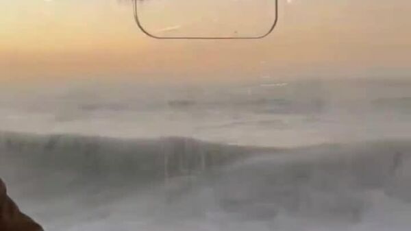 La mer s’abat sur un café égyptien d’Alexandrie suite à une soudaine aggravation des conditions météorologiques - Sputnik Afrique