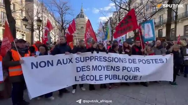 Du fric pour l'école, pas pour les riches ni pour la guerre: mobilisation des enseignants à Paris - Sputnik Afrique
